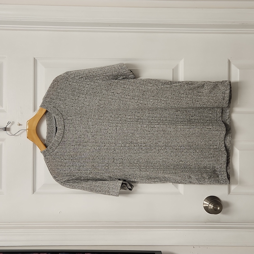 BRAND NEW! Men's gray essential ribbed t shirt